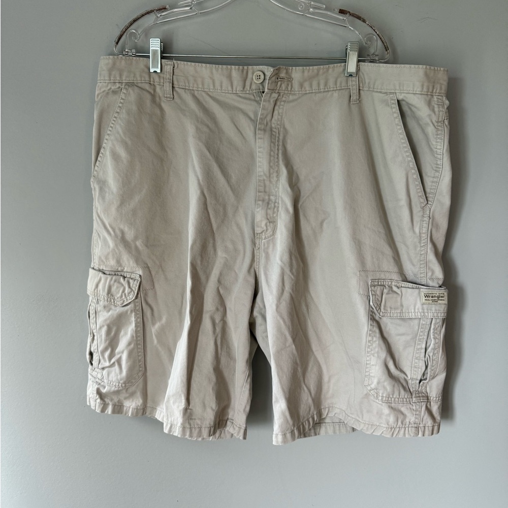 Wrangler Authentic Shorts Men's 42 Khaki Cotton Cargo Pockets Outdoor Flat Front